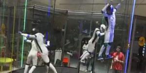 Cam fanus içinde uzay dansı yapan insanlar