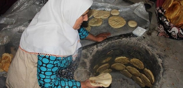 Türkmen kadınlar cephedekiler için tandır başında