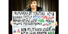Rus şarkıcı Türkçe pankart açtı!