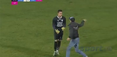 Sahaya inen taraftardan kaleciye tokat!
