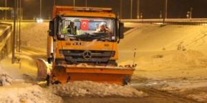 Bakan Yıldırım, yeni yılda kar küredi
