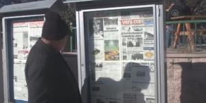 Kar kış demeden ayakta gazete okuyorlar