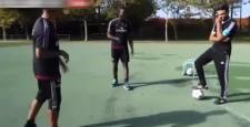 Yıldız futbolcu Balotelli’yi rezil etti!