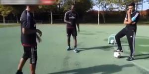 Yıldız futbolcu Balotelli’yi rezil etti!