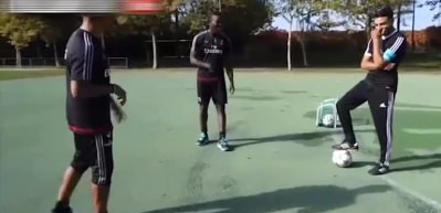 Yıldız futbolcu Balotelli’yi rezil etti!