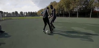 Yıldız futbolcu Balotelli böyle rezil oldu!