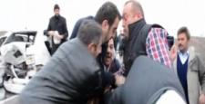 Otomobiline çarpan sürücüyü tekme tokat dövdü