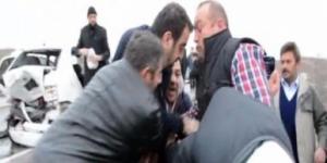 Otomobiline çarpan sürücüyü tekme tokat dövdü