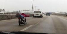 Otoyolda şov yapan genç trafiği tehlikeye düşürüyor