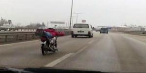 Otoyolda şov yapan genç trafiği tehlikeye düşürüyor