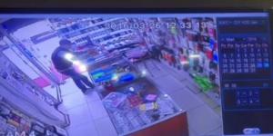 Dükkan sahibinin fotoğrafını çekti, telefonu çaldı