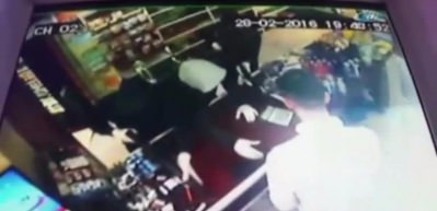 Eczane ve marketleri soyan soyguncular kamerada