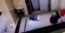 Kapıyı kırdı, asansör boşluğuna düştü!