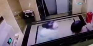 Kapıyı kırdı, asansör boşluğuna düştü!