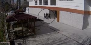Önce kameraya ardından polise yakalandılar