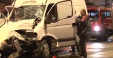 Minibüs çöp kamyonuna çarptı: 2 ölü