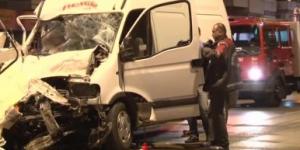 Minibüs çöp kamyonuna çarptı: 2 ölü