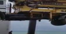 Beton dökme aracını çatıya böyle çıkardılar!