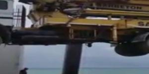 Beton dökme aracını çatıya böyle çıkardılar!