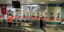 DEMOKRASİ ŞEHİTLERİ’NİN FOTOĞRAFLARI METRO VE MARMARAY’DA