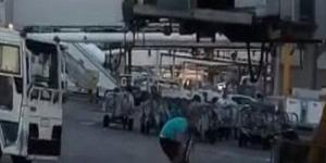 Geç kaldığı uçağı koşarak yakalayan yolcu