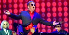 Dünyaca ünlü şarkıcı Elton John Antalya’da sahne aldı