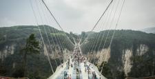 Köprü turist akınına dayanamadı!