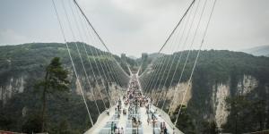 Köprü turist akınına dayanamadı!