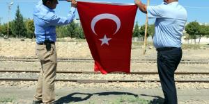 Suriye sınırı Türk bayraklarıyla donatıldı