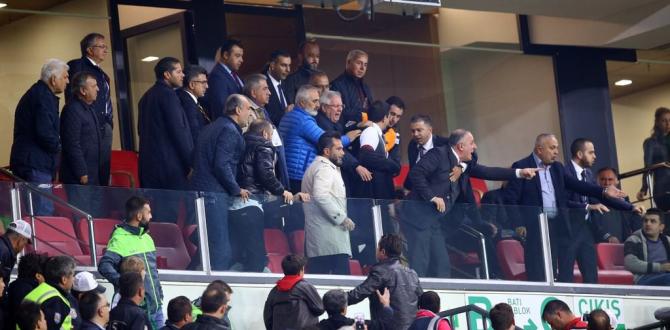 Aziz Yıldırım ile Konyasporlu taraftarlar arasında gerginlik