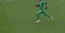 Muslera orta sahada Eto’o’yu çalımladı