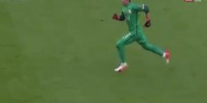 Muslera orta sahada Eto’o’yu çalımladı
