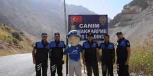 Polisten ‘Canım Hakkari’me Hoşgeldiniz’ tabelası