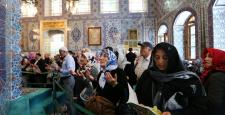 Ramazanın ilkl cuması için vatandaşar Eyüp Sultan’a akın atti