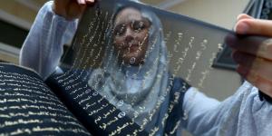 Azerbaycanlı ressam Kur’an-ı Kerim’i ipek sayfalara yazdı