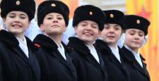 Rus askerler geçit töreni düzenledi