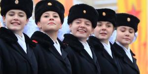 Rus askerler geçit töreni düzenledi